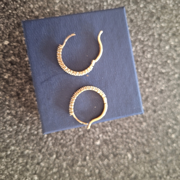 1/2 cttw Natural Diamond Hoops in 10K White or Yellow Gold 1" Tall - Picture 4 of 6